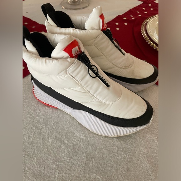 Sorrel Snow Sneaker like boot - Picture 3 of 4